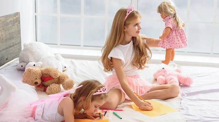 girls-playing-with-dolls